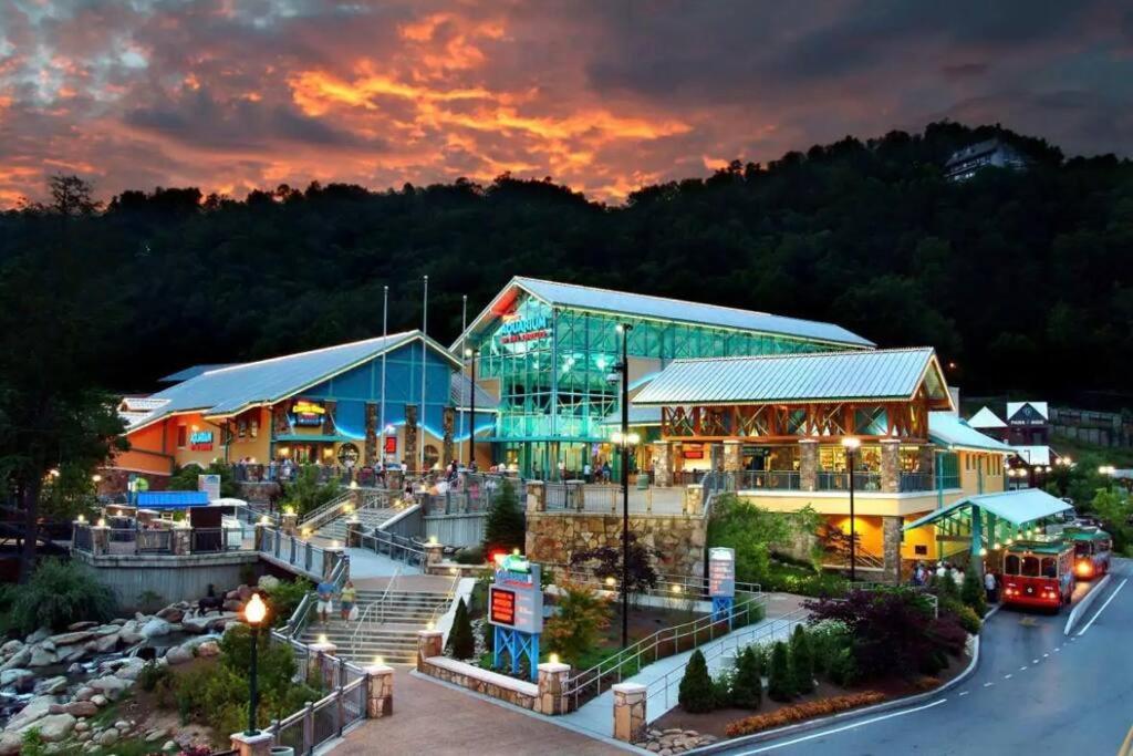 Honeymoon Couples Cabin Secluded, Hot Tub, Views Sevierville Exteriör bild